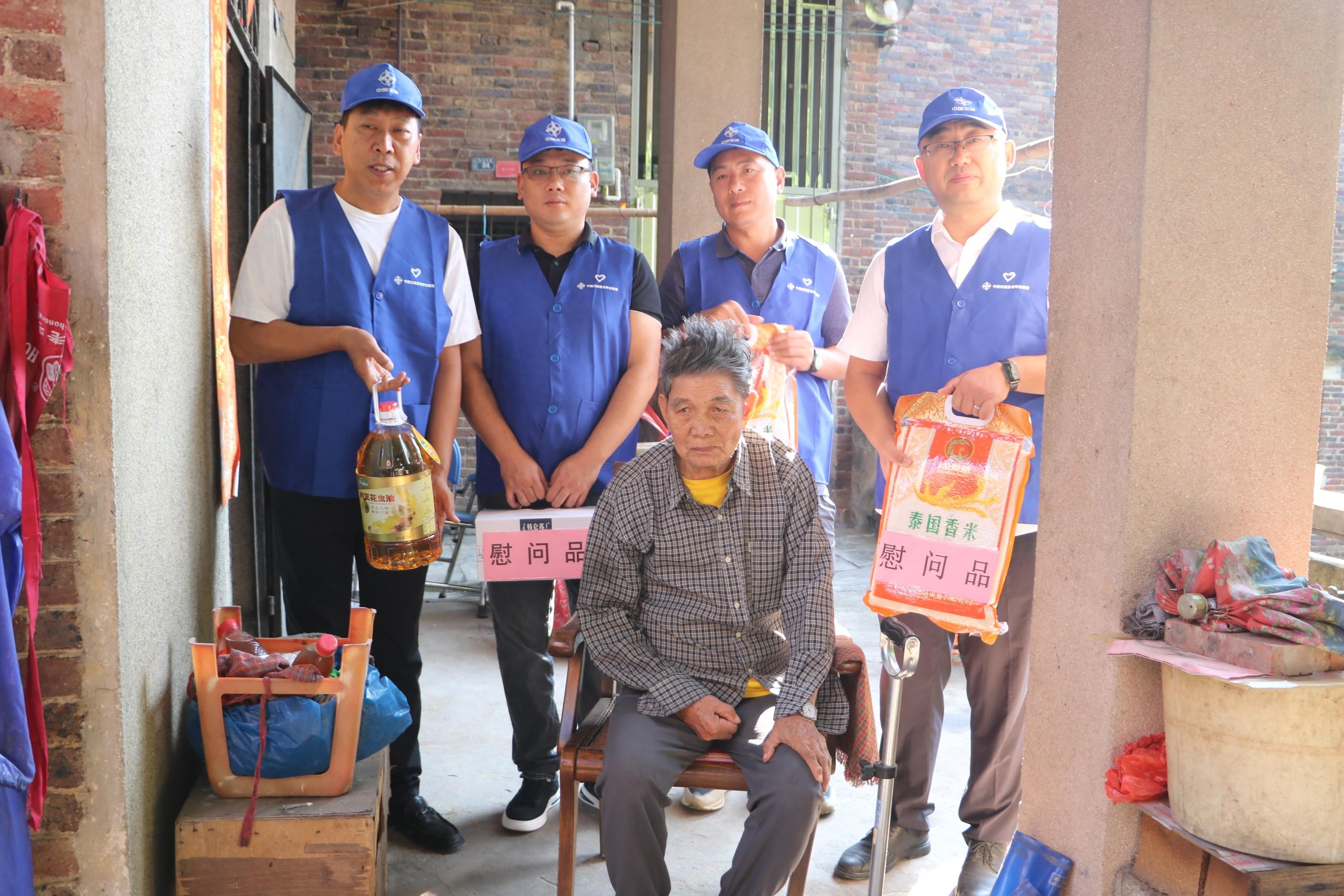 广湛铁路站前十一标项目重阳节慰问病困老人
