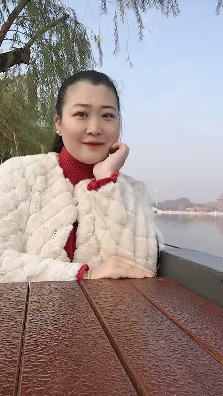 真诚执着探索艺术真谛的女书画家(图1)